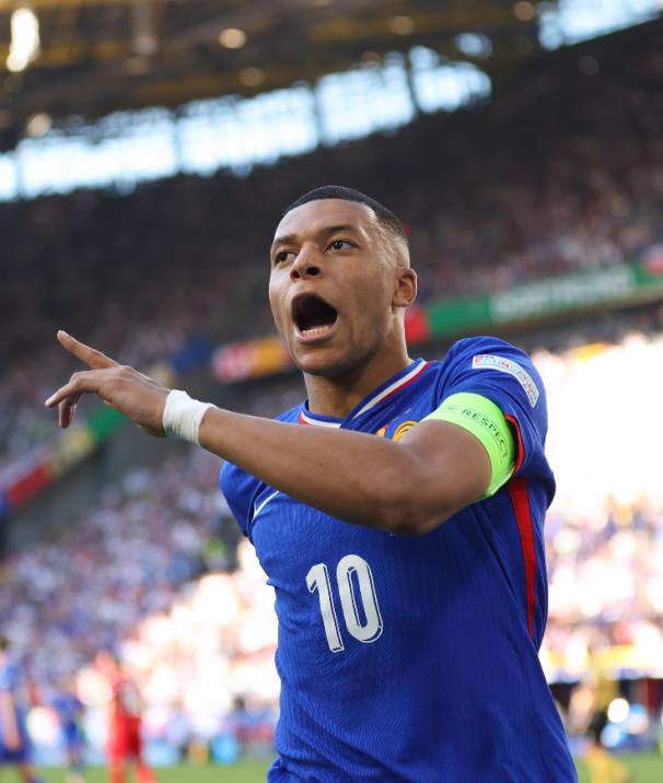 爱游戏 - 凯恩回归赛场，问鼎冠军首场状态亮眼，掘金观众沸腾！